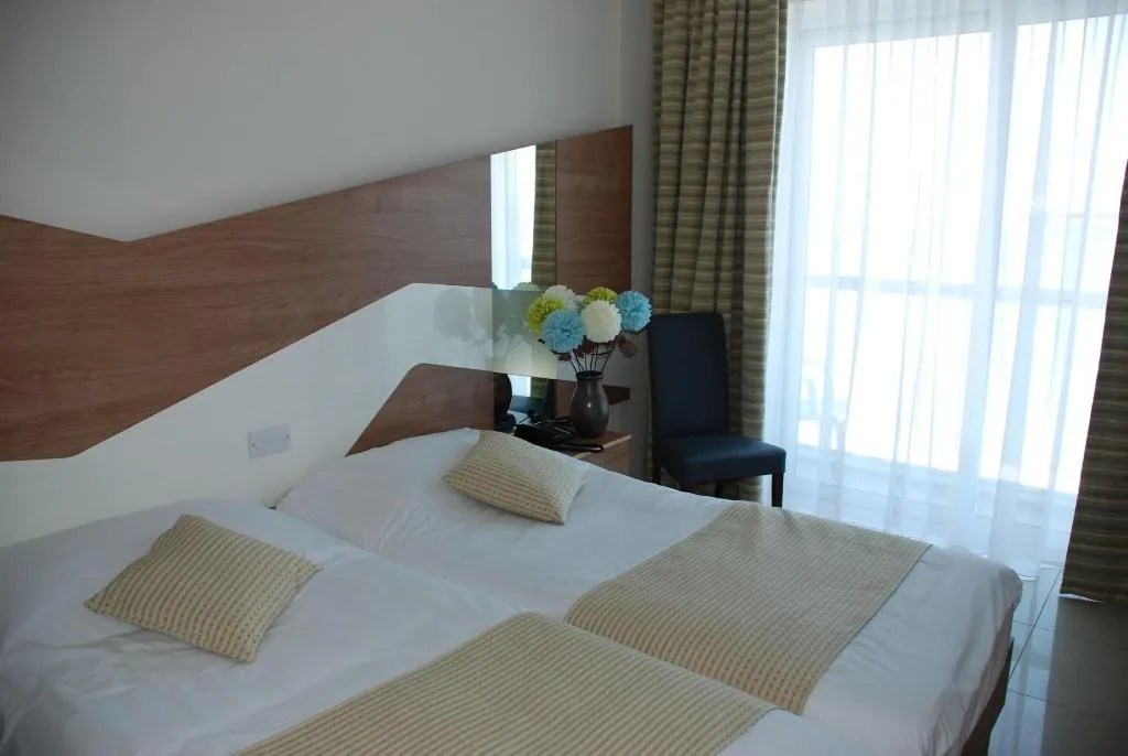 Room, Water's Edge, Malta