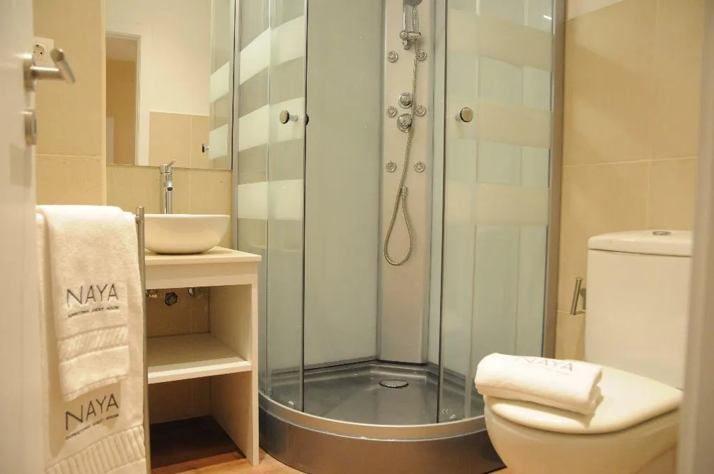 FAMILY ROOM CAPACITY 4 ONE BEDROOM Room, Naya - Downtown Guesthouse, Porto