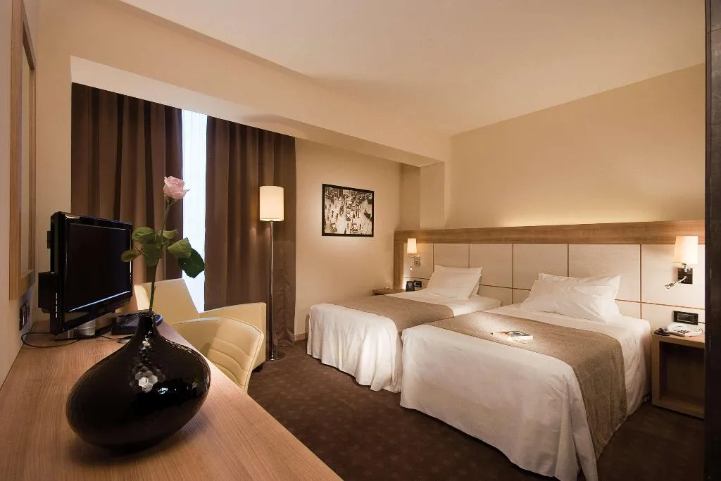 Room GUEST ROOM KING BED Room, DoubleTree by Hilton Milan, Milan