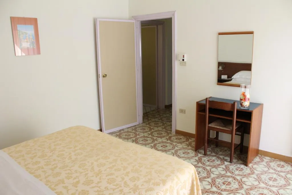 APARTMENT CAPACITY 6 THREE BEDROOM Room, Casa Vacanza San Pietro, Naples