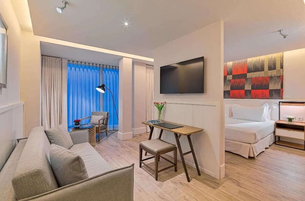 SUITE KING SIZE BED Room, H10 Cubik, Barcelona