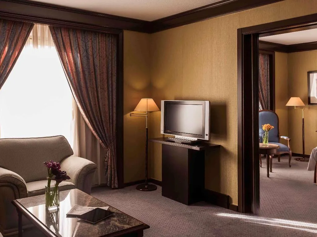 SUITE DELUXE KING BED Room, Pullman Madrid Airport Feria, Madrid