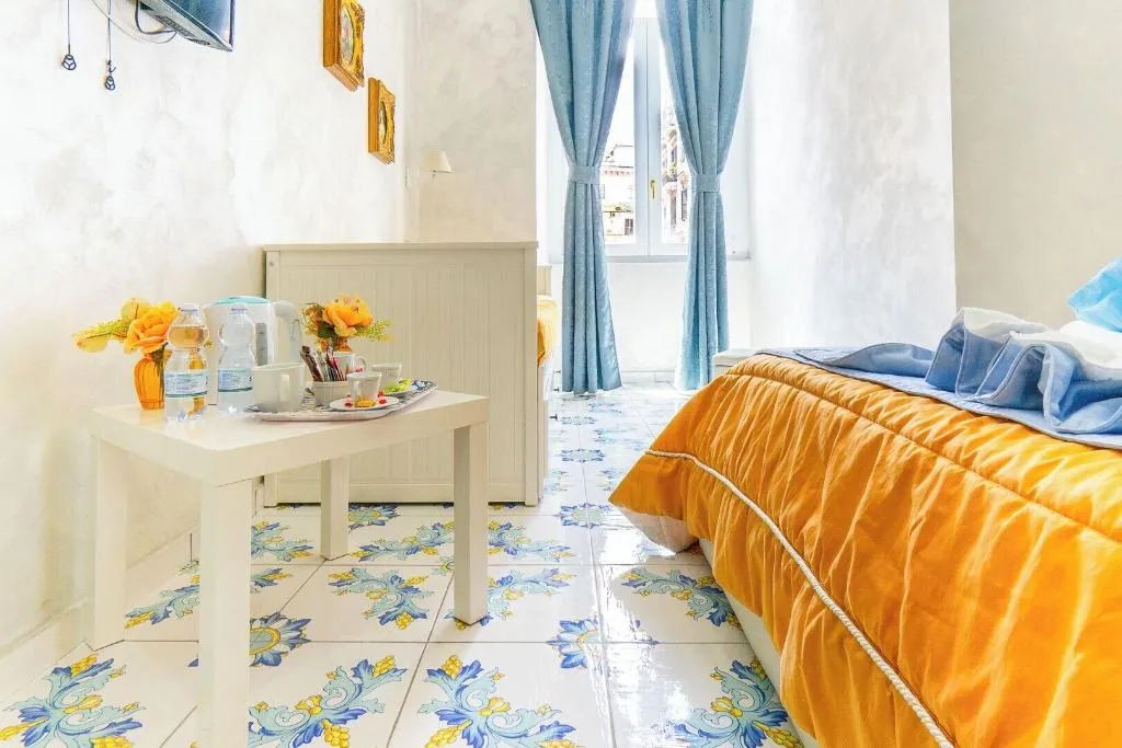 Room, Alma Adry, Naples