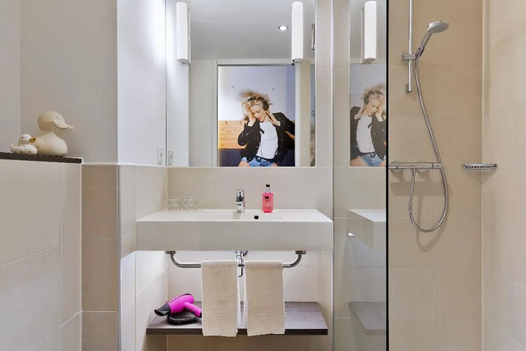Room, Moxy Amsterdam Houthavens, Amsterdam