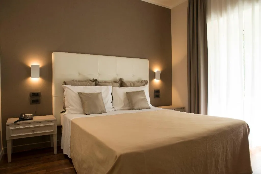 SUITE DELUXE ONE BED Room, Grand Hotel Telese, Naples