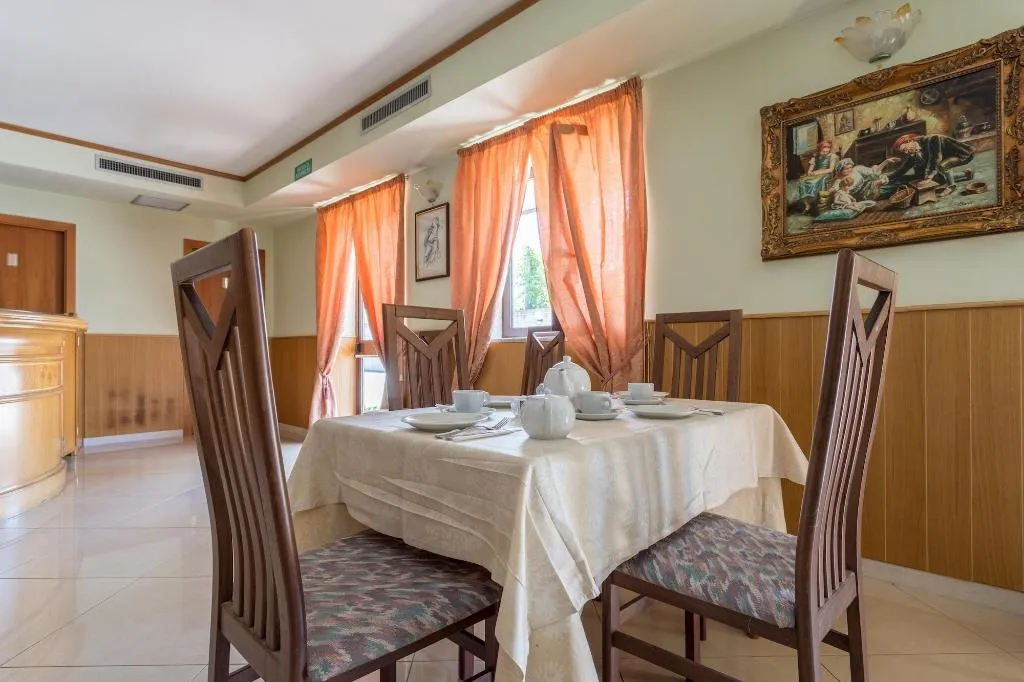 Restaurant, Hotel Plaza, Naples