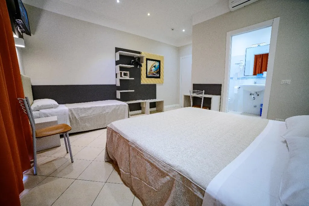 TRIPLE BASIC Room, Hotel Demó, Milan