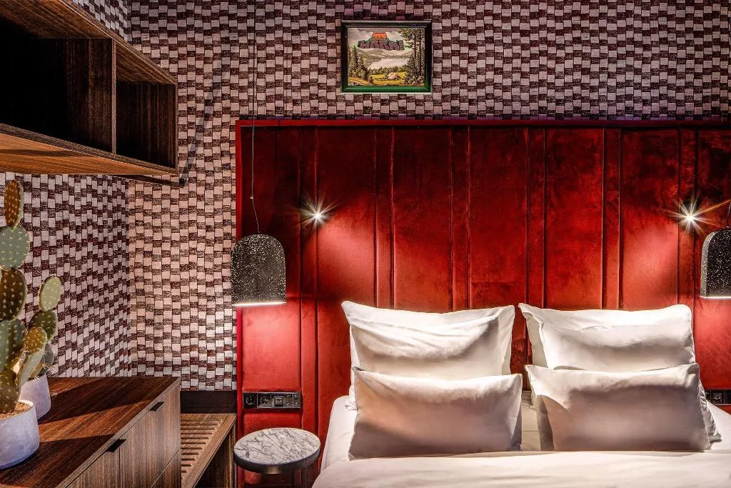 DOUBLE KING SIZE BED Room, The Highlander, Amsterdam