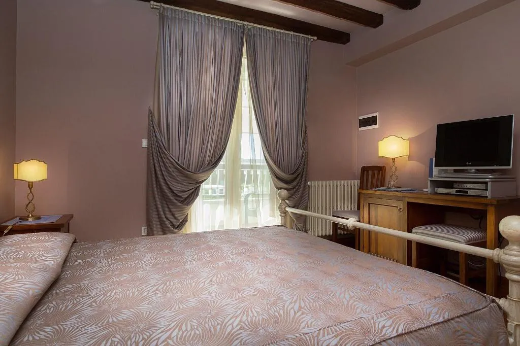 Room, Serenella, Milan