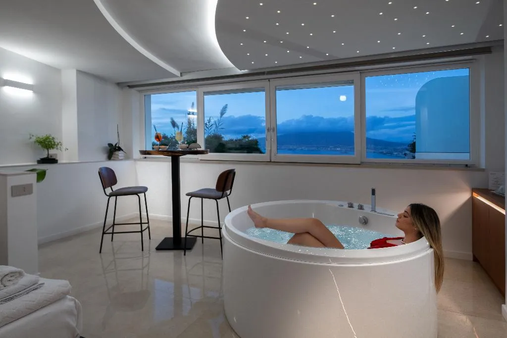 SUITE WITH JACUZZI Room, Relais Manfredi, Naples