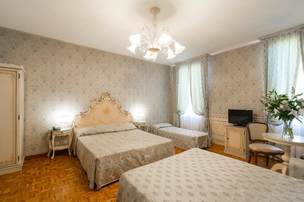 QUADRUPLE CLASSIC Room, Palazzo Guardi, Venice