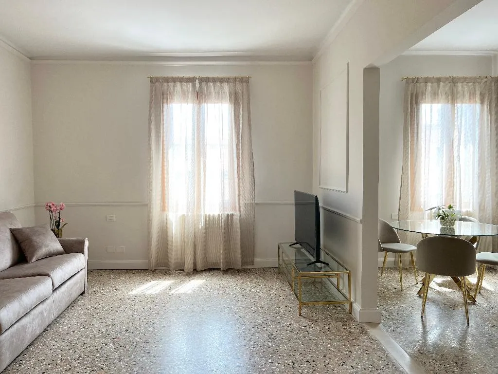 APARTMENT DELUXE CANAL VIEW Room, San Vio Palace Luxury Apartments, Venice
