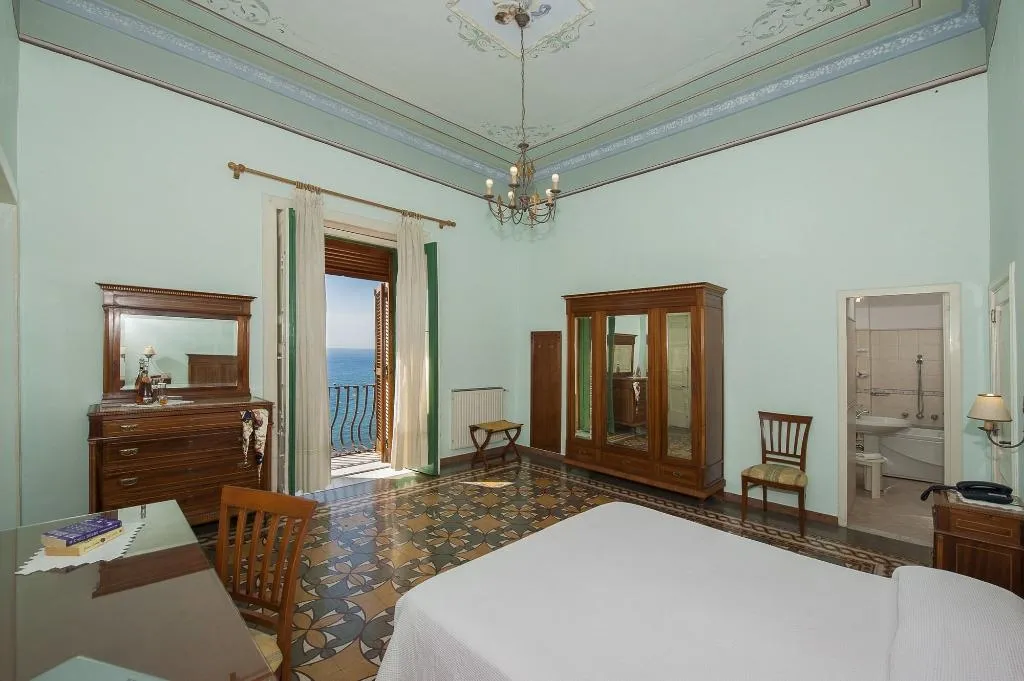 Room, California, Naples