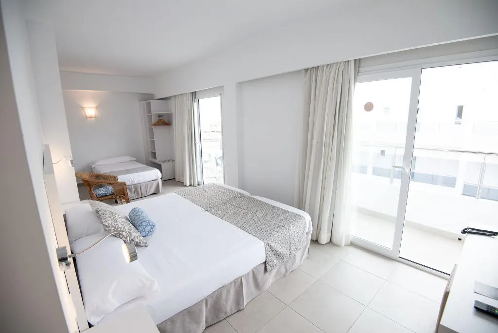 TRIPLE WITH BALCONY Room, Chevy Hotel & Suites, Majorca
