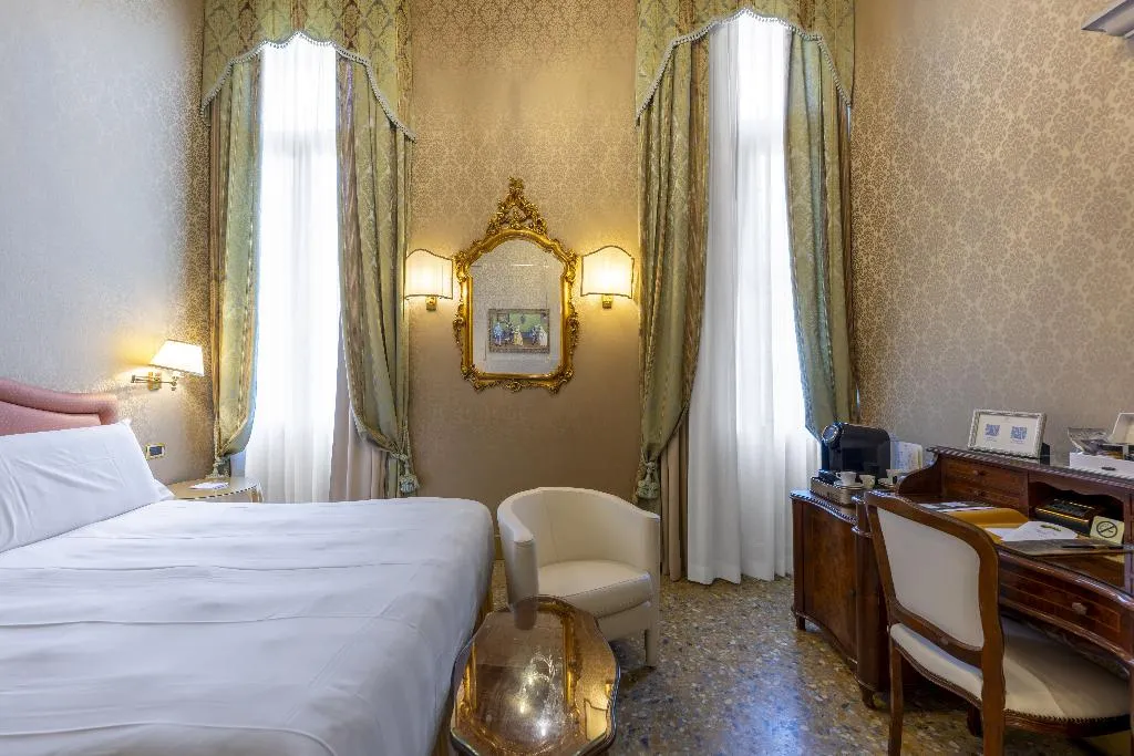 JUNIOR SUITE CANAL VIEW Room, Colombina, Venice