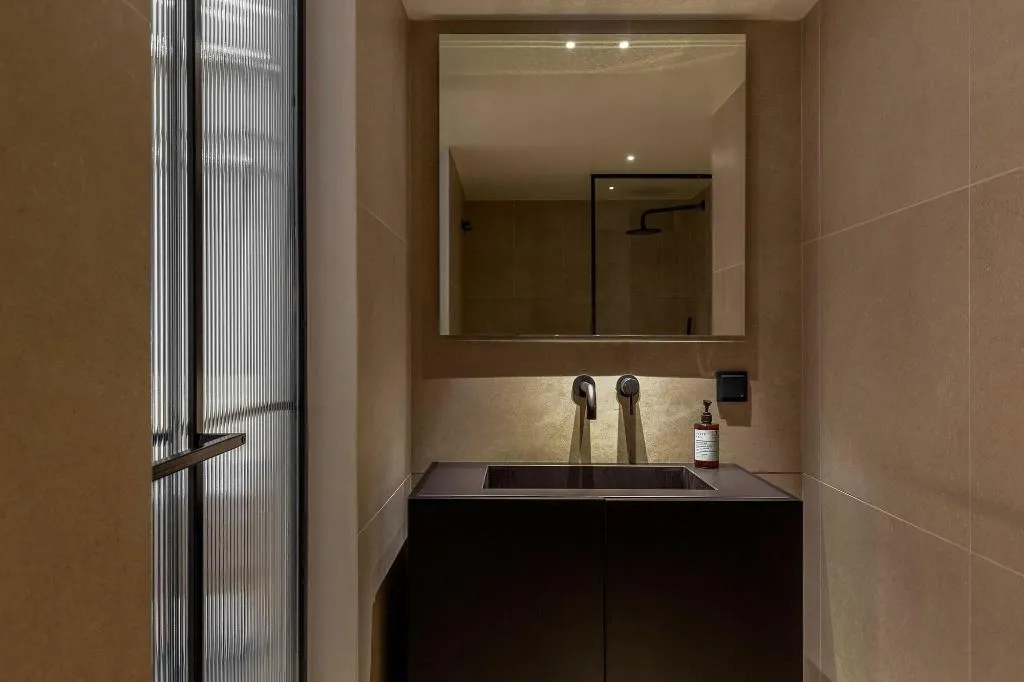 Room, Newel Psychiko, Athens