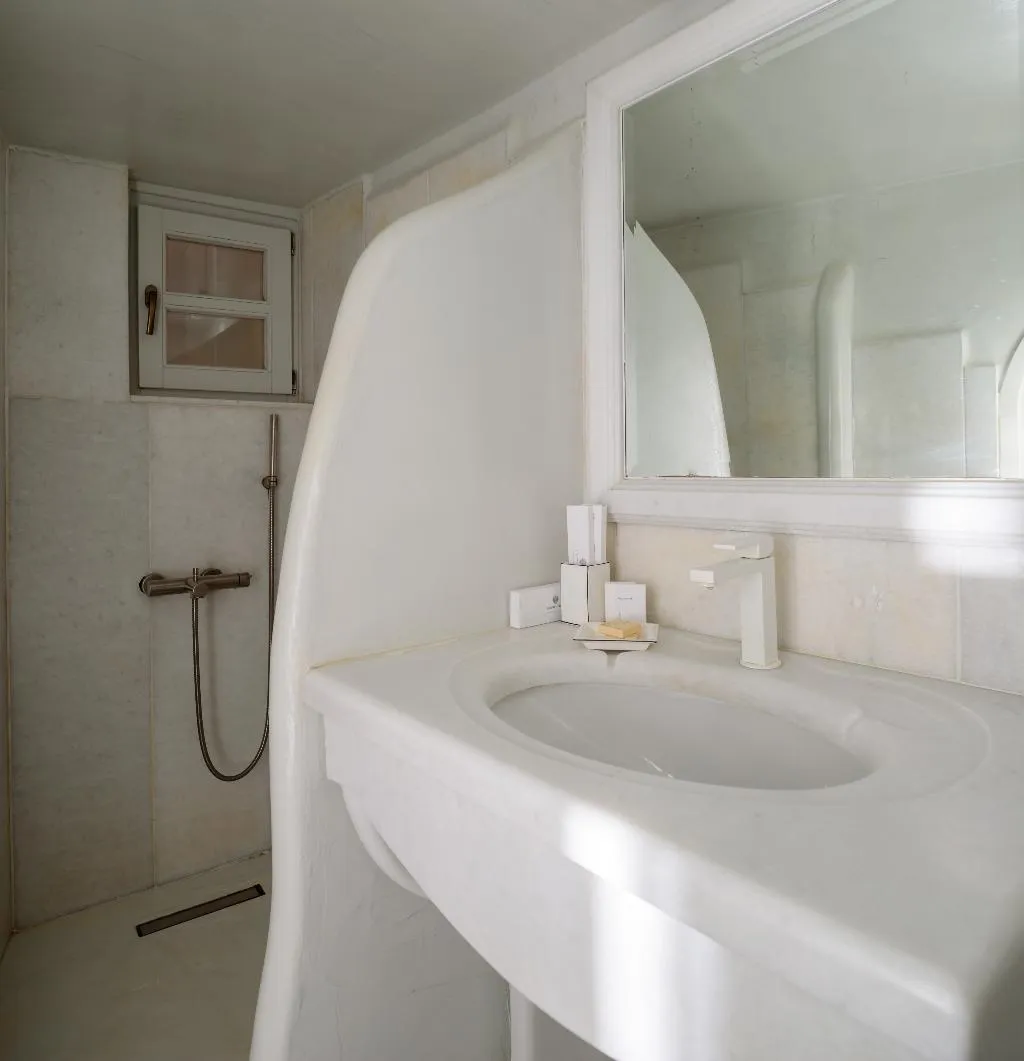 JUNIOR SUITE WITH JACUZZI WITH VIEWS Room, Nefeles Luxury Suites, Santorini