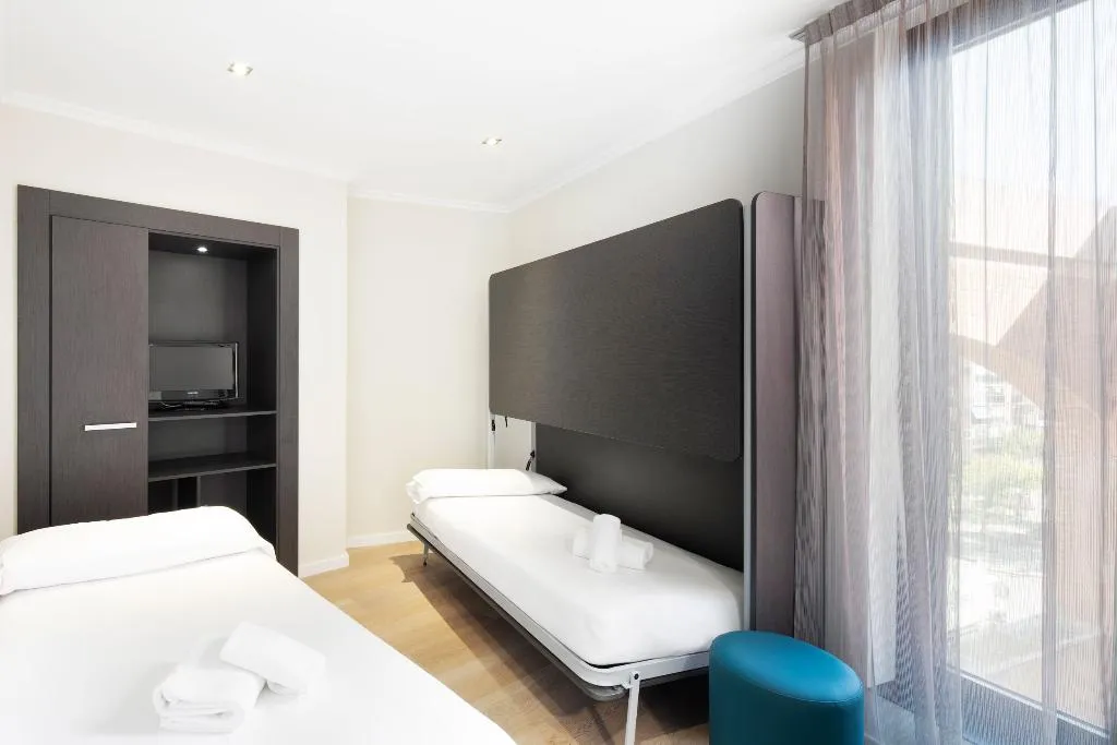 JUNIOR SUITE CAPACITY 4 Room, Hotel Alimara Barcelona, Barcelona