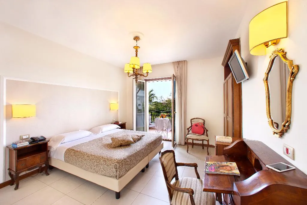 Double or Twin CLASSIC WITH BALCONY Room, Hotel Alpha, Naples