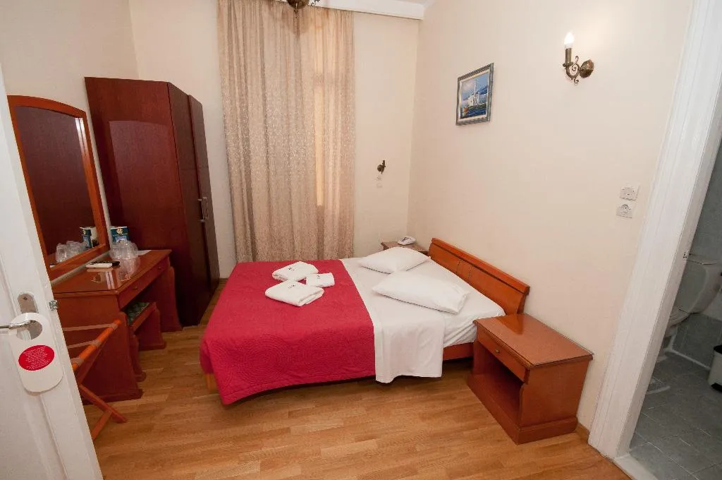 QUADRUPLE STANDARD Room, Cecil hotel, Athens