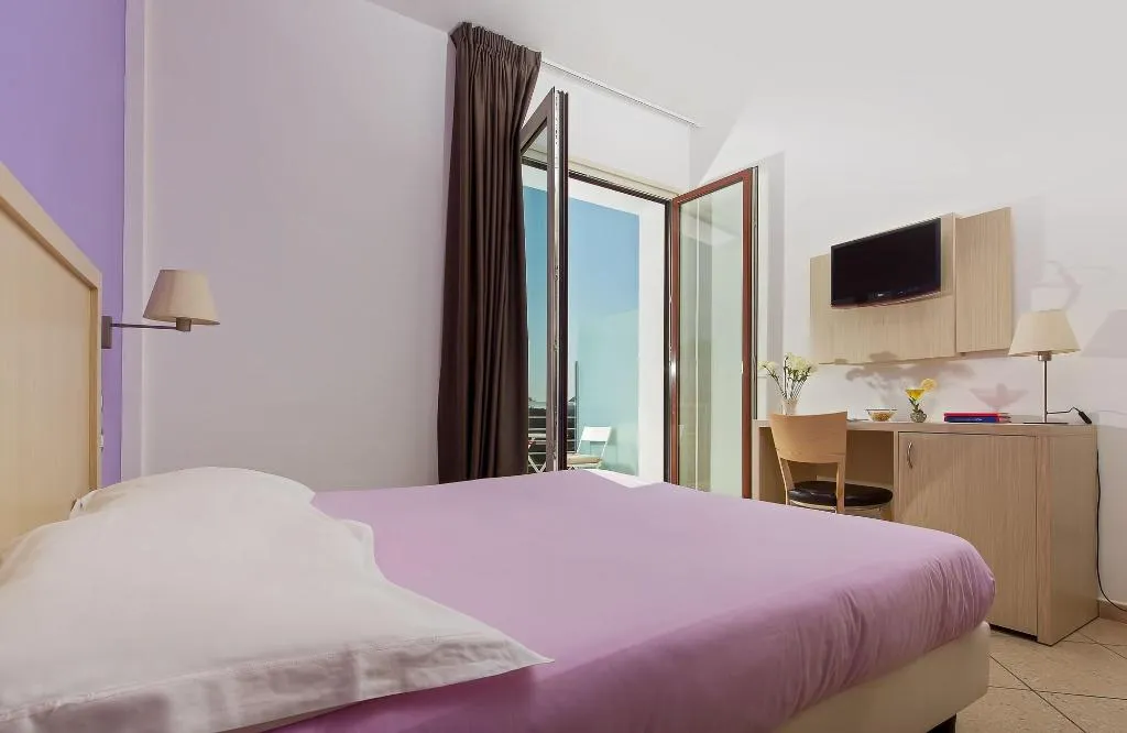 Room, Demariahouse, Naples