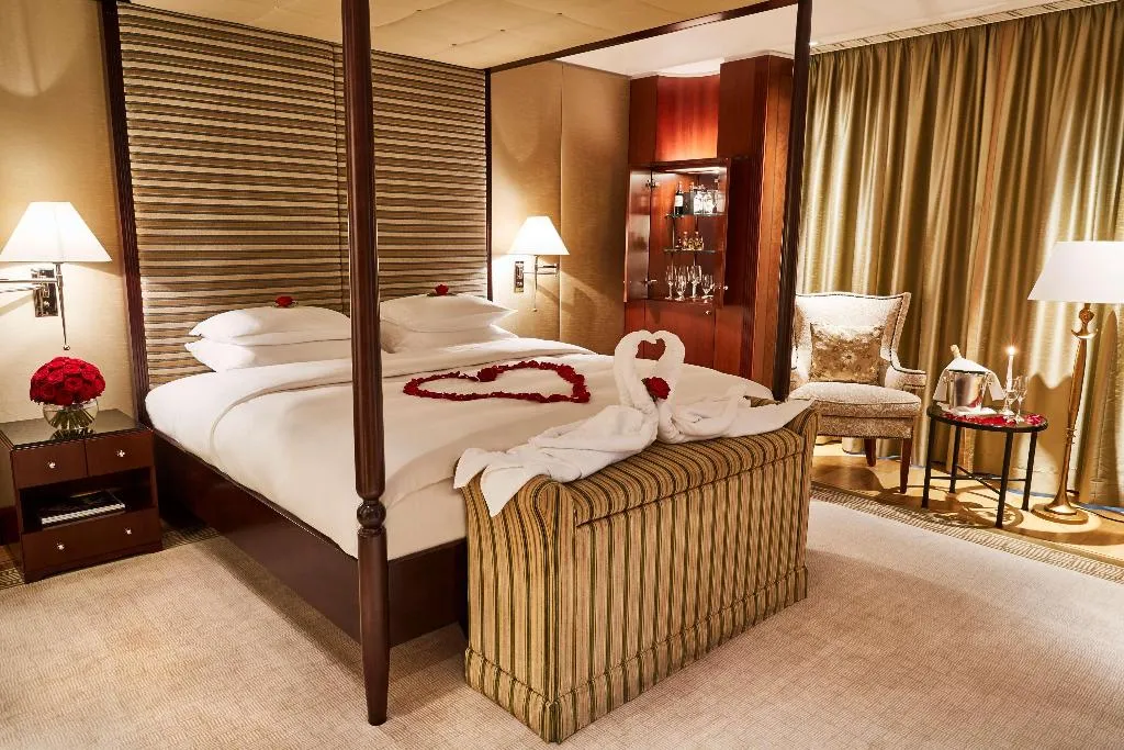 SUITE WITH VIEWS Room, Adlon Kempinski Berlin, Berlin