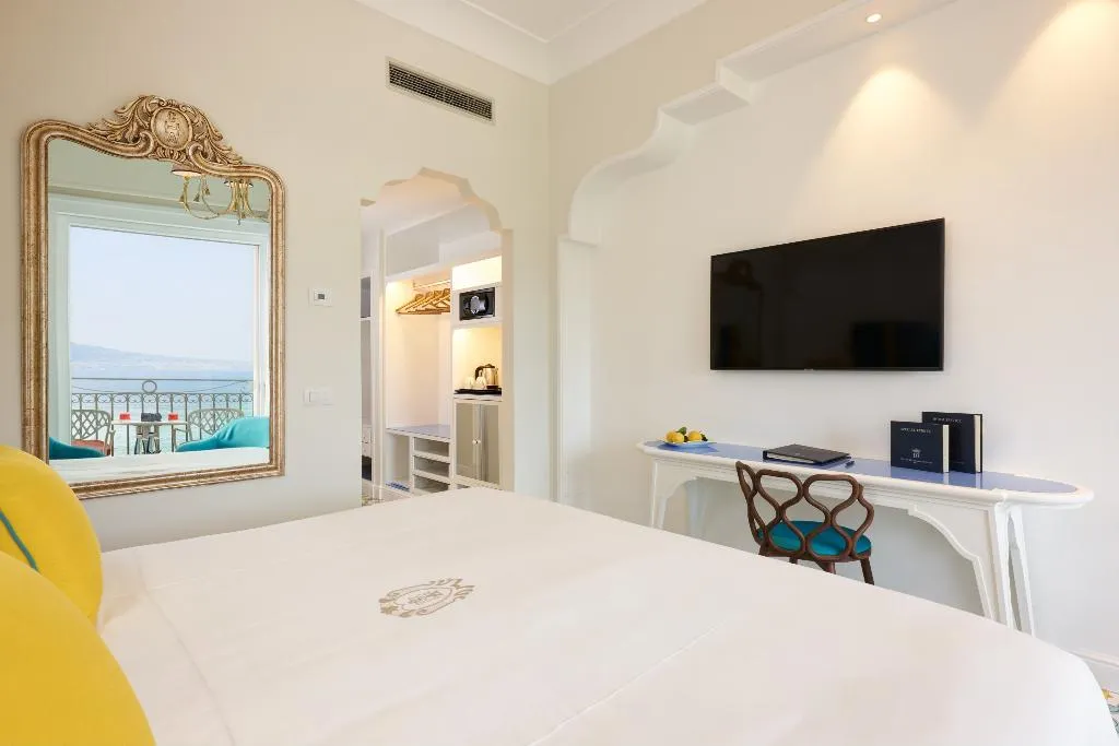 Double or Twin PREMIER SEA VIEW Room, Grand Hotel Ambasciatori, Naples