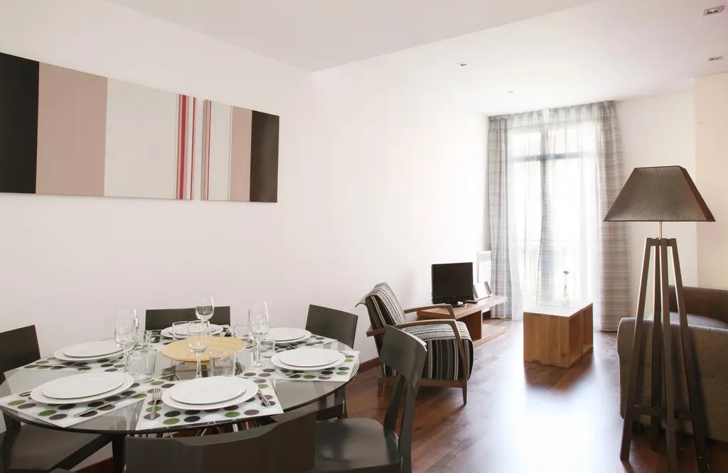 APARTMENT CAPACITY 6 TWO BEDROOMS Room, MH Apartments Suites, Barcelona