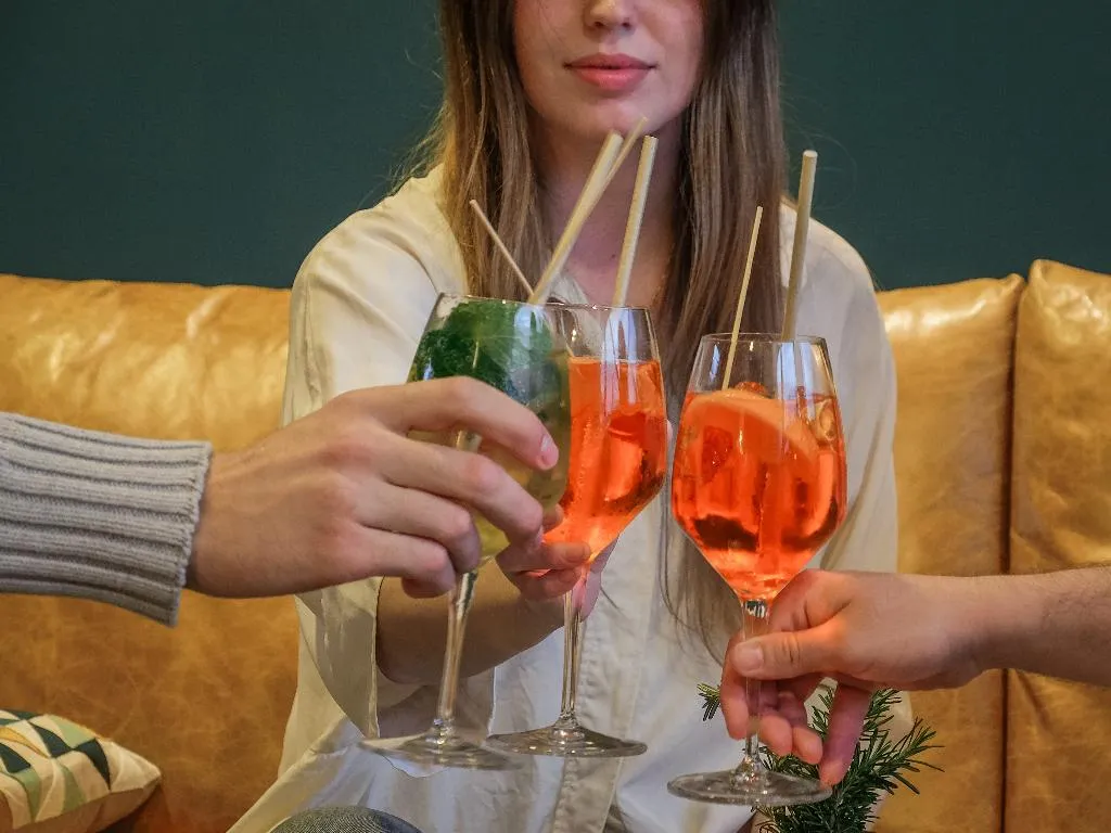 Bar, Luise, Milan