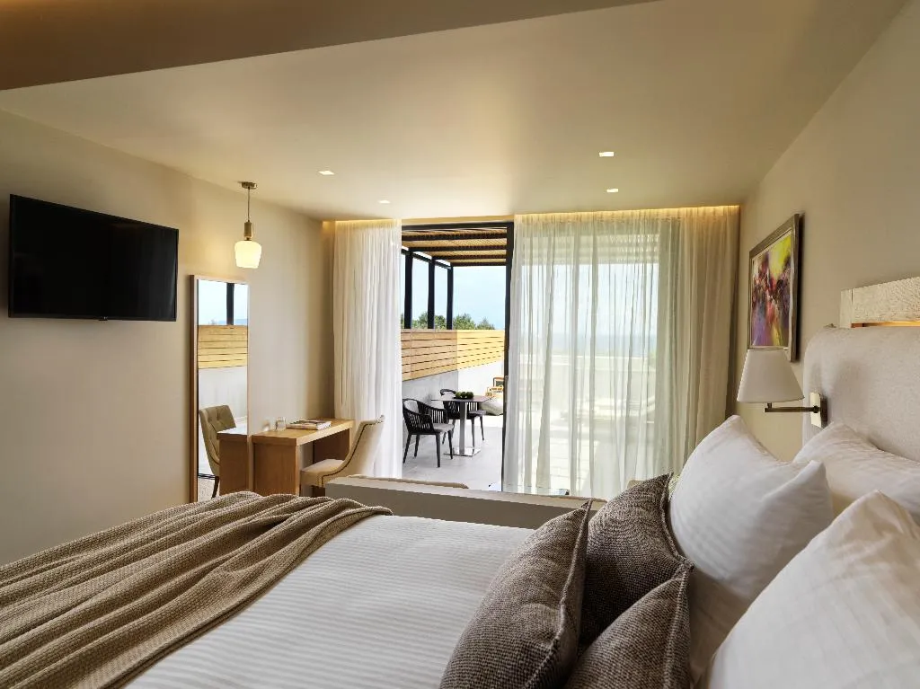 JUNIOR SUITE WITH PRIVATE POOL Room, Celestial All Suites, Kefallinia