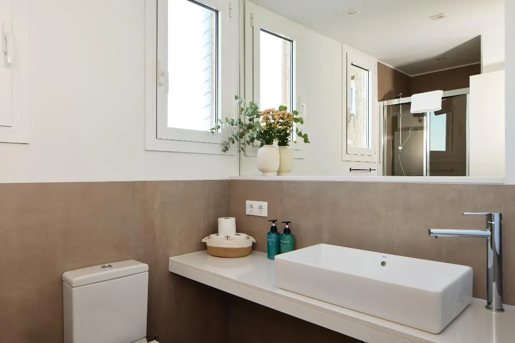 APARTMENT TWO BEDROOMS WITH TERRACE Room, Factory Apartments Barcelona, Barcelona