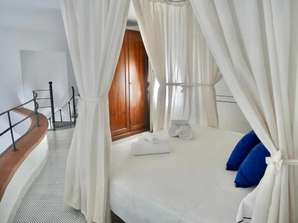 APARTMENT CAPACITY 2 Room, Antico Palazzo Scala, Naples