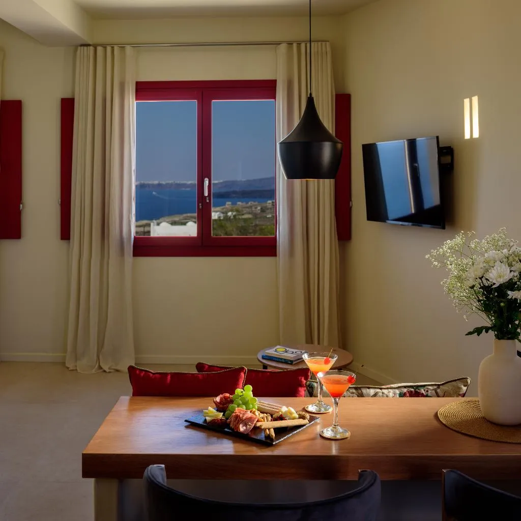 SUITE SEA VIEW WITH PRIVATE POOL Room, Potnia Theron Suites, Santorini