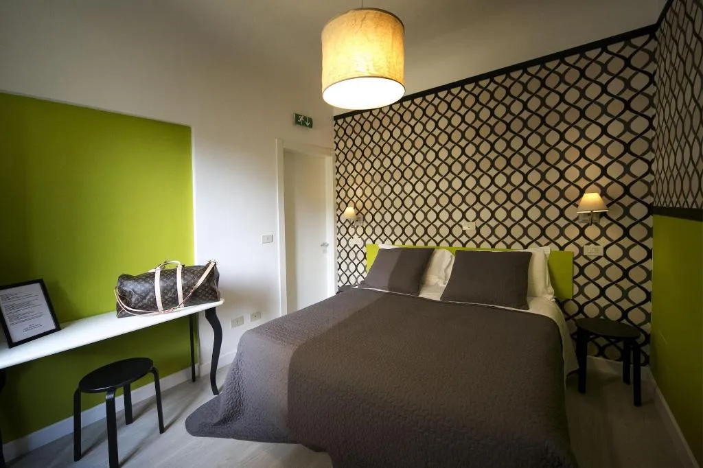 Room, Nella, Florence