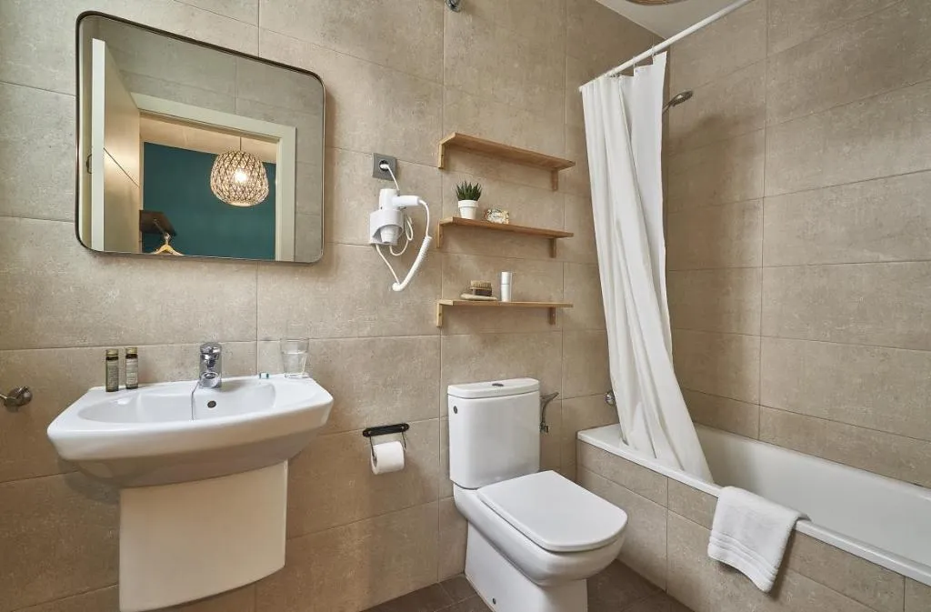 APARTMENT CAPACITY 5 THREE BEDROOM Room, Barcelona Sants Station Apartments, Barcelona