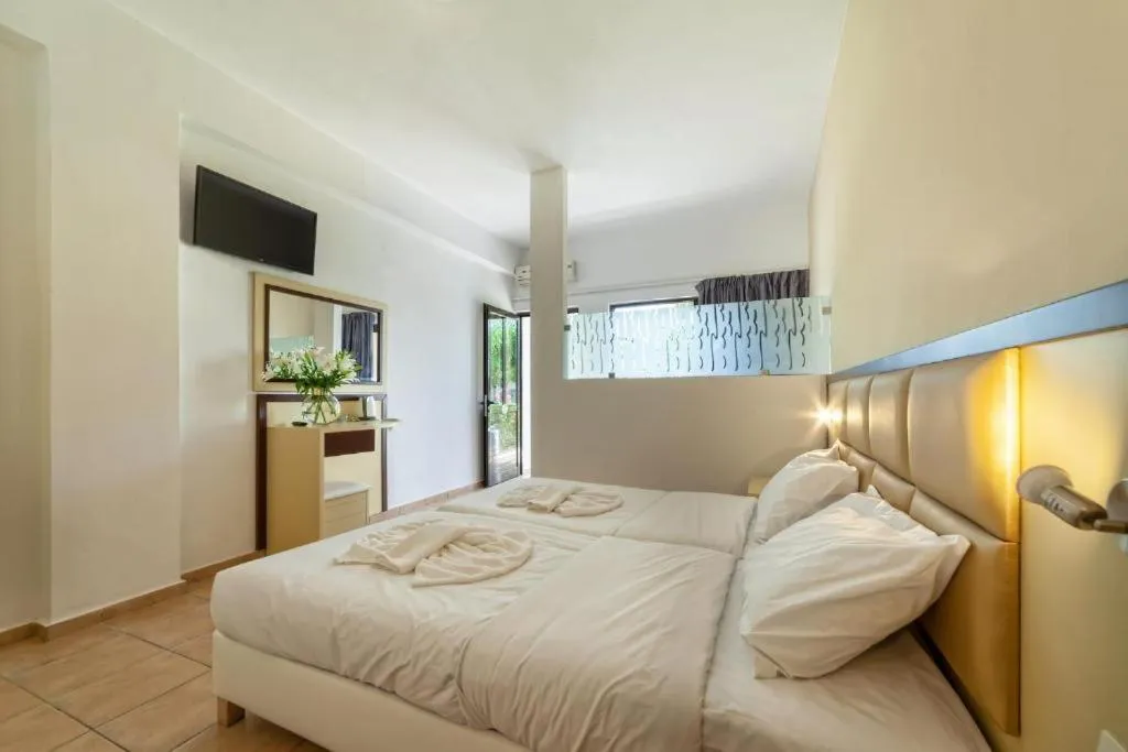 TRIPLE SUPERIOR TWO DOUBLE BEDS Room, Sunset Paradise, Crete