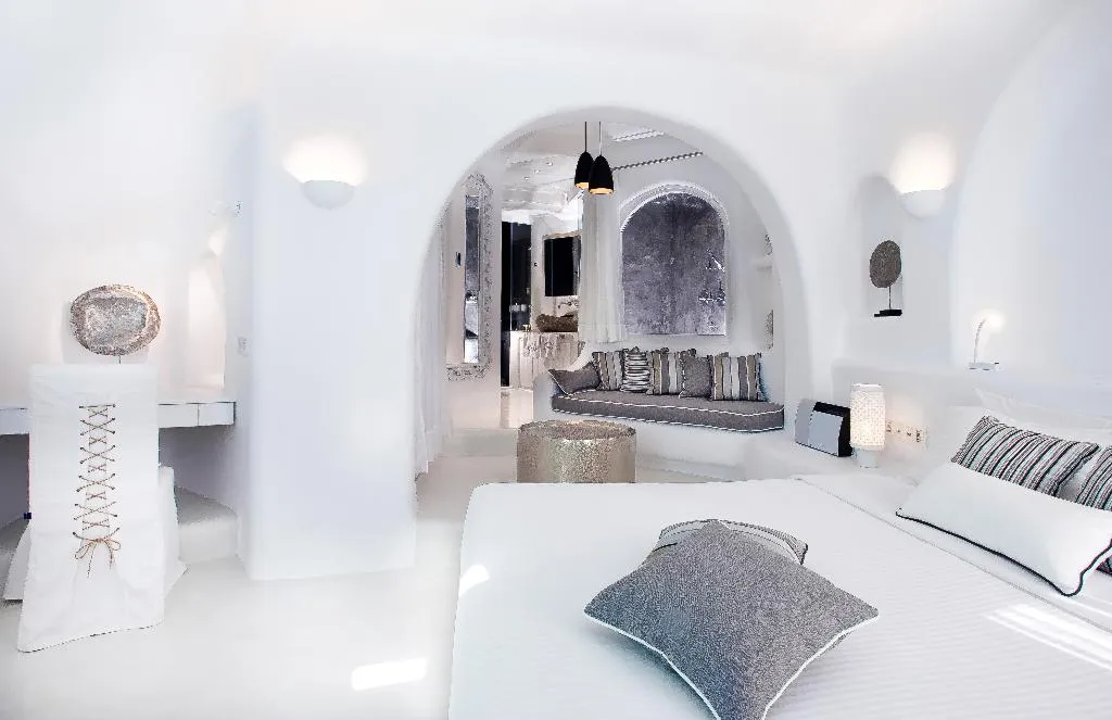 VILLA HONEYMOON Room, Infinity Suites & Dana Villas, Santorini