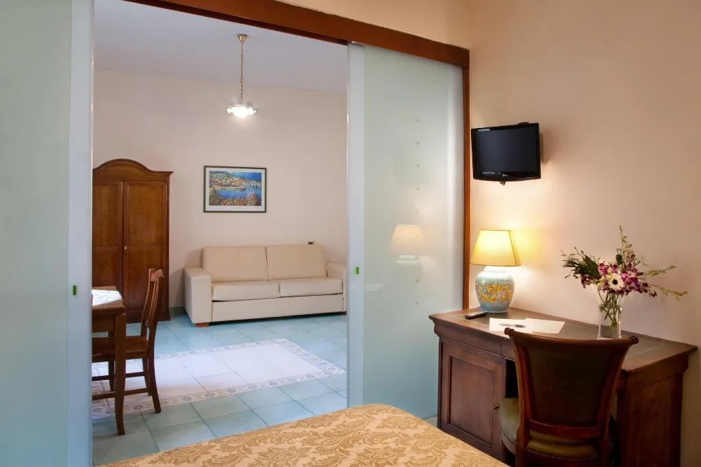 Room, L'Antico Convitto, Naples