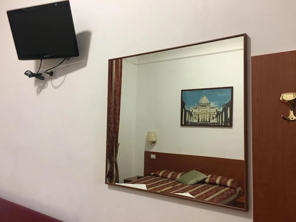 Room, Best Location In Rome, Naples