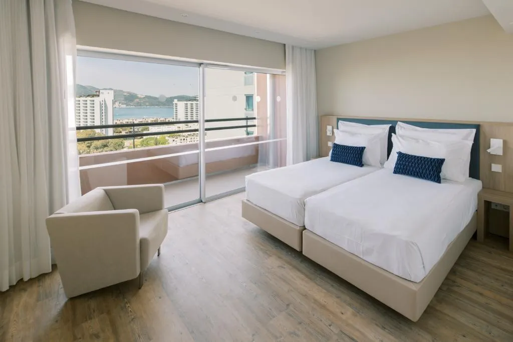 APARTMENT THREE BEDROOMS Room, The Pearl Troia, Lisbon