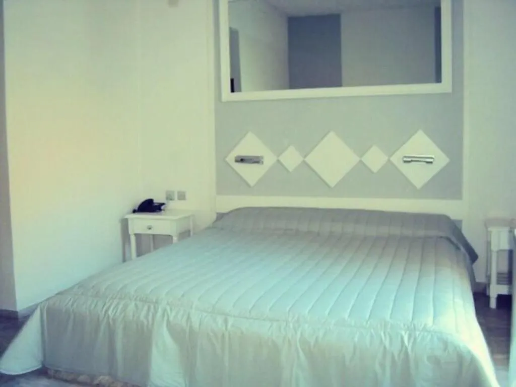 QUADRUPLE MOUNTAIN VIEW Room, Porto Castello, Santorini