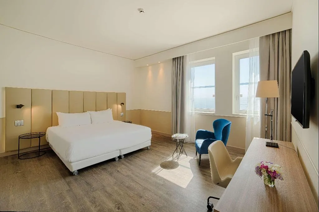 Room, NH Napoli Panorama, Naples
