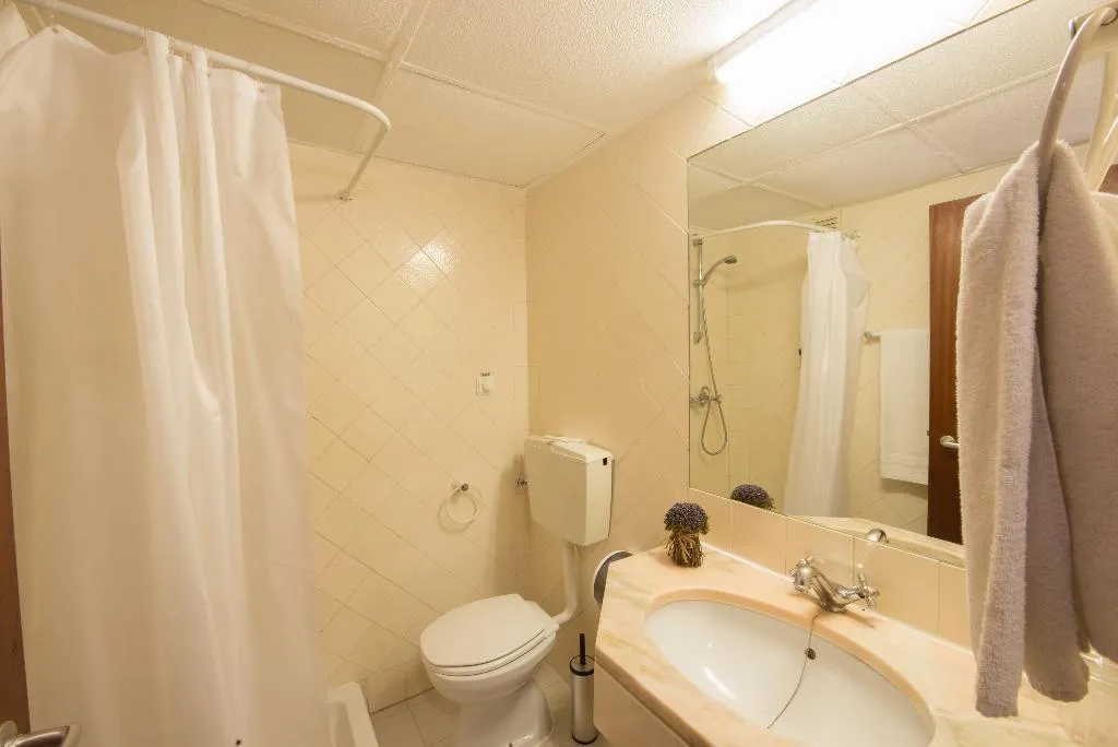 SINGLE STANDARD Room, Holiday Inn Express Lisbon Principe Real, by IHG, Lisbon