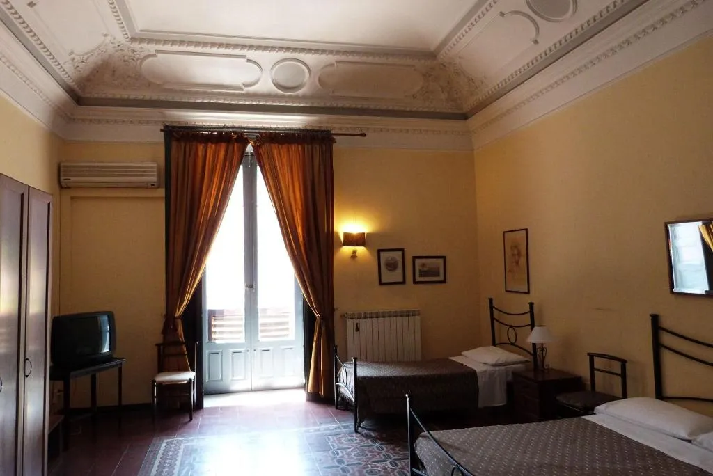 Room, Hoteletnea 316, Catania