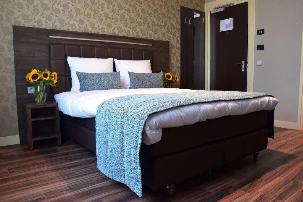 DOUBLE CANAL VIEW Room, Armada Hotel Amsterdam, Amsterdam