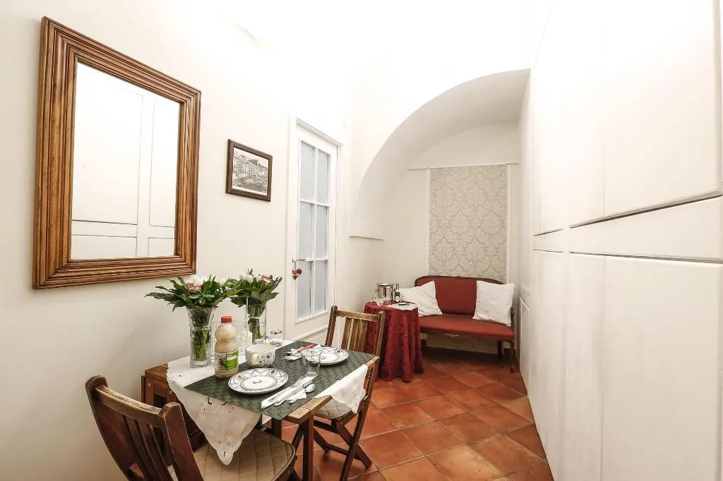 Room, Home Marty, Naples
