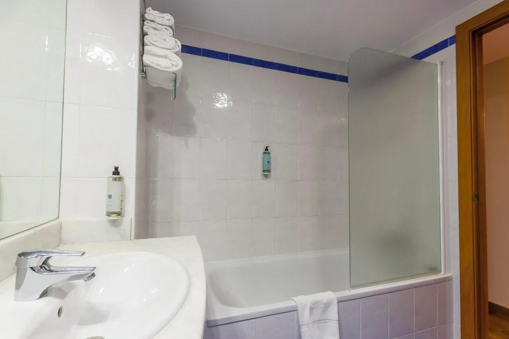 TRIPLE STANDARD Room, Travelodge Madrid Alcala de Henares, Madrid