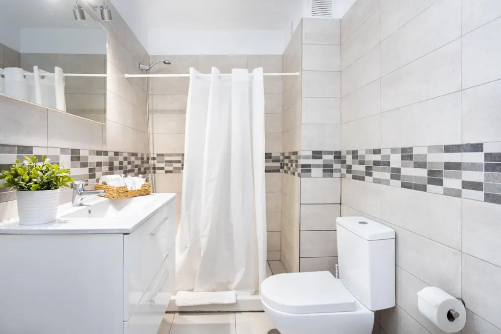 Room, Comodoro, Tenerife