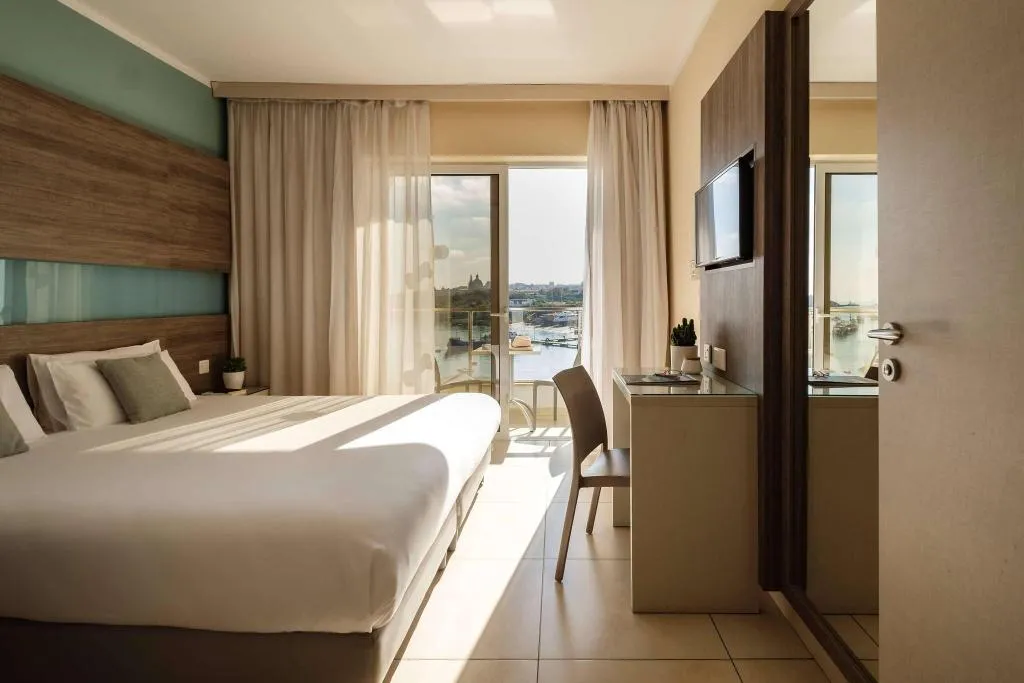 SUITE STANDARD Room, Hotel 115 The Strand Hotel and Suites, Malta