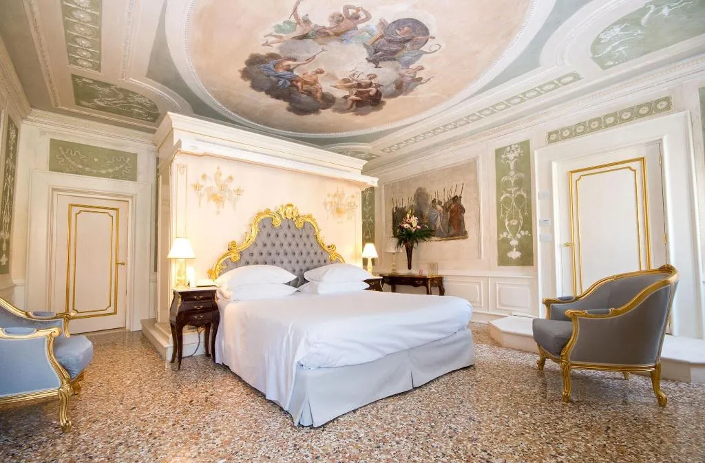 JUNIOR SUITE CANAL VIEW Room, Cà Bonfadini Historic Experience, Venice